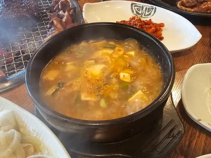된장찌개와 함께 나온 다양한 반찬들