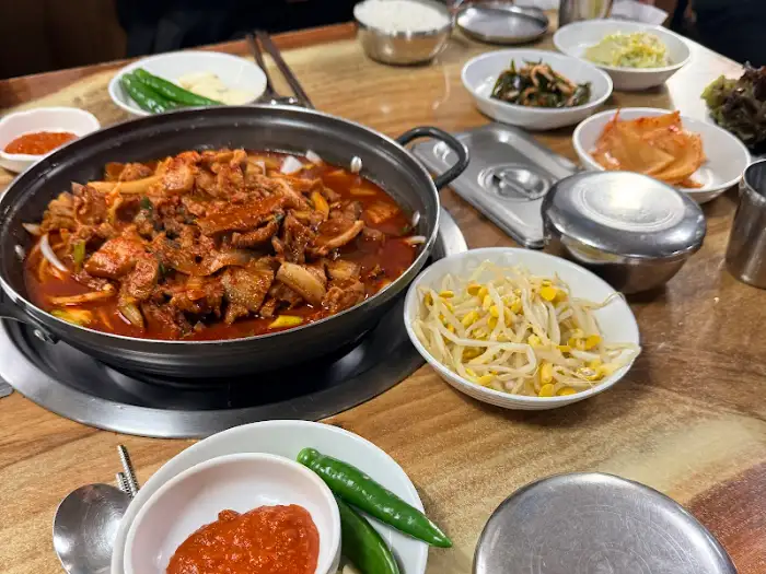 테이블에 차려진 푸짐한 제육볶음 한 상