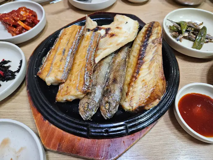 통통하게 잘 구워진 생선구이
