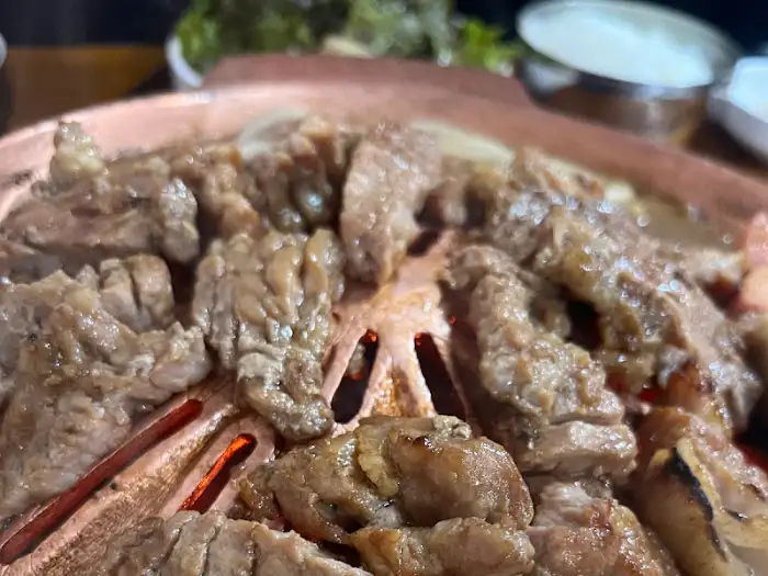 잘 구워진 돼지갈비 조각들