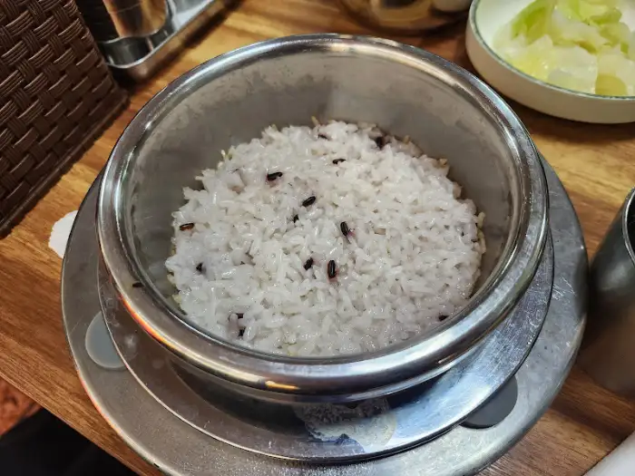 곱슬곱슬한 밥이 담긴 놋그릇