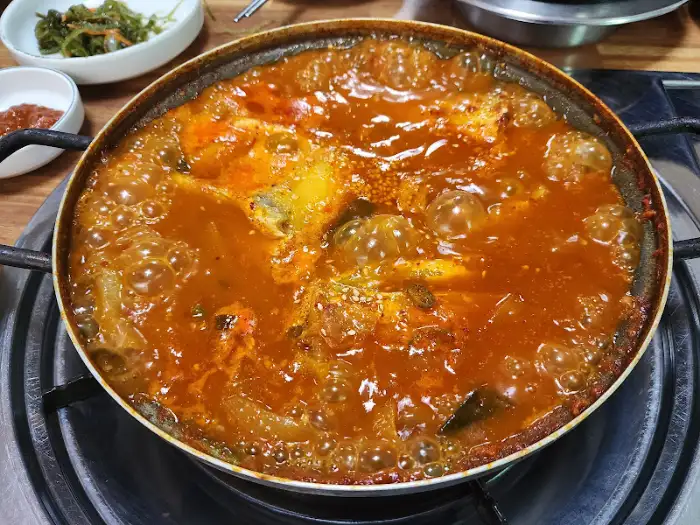 끓고 있는 갈치조림 냄비를 다른 각도에서 촬영한 모습