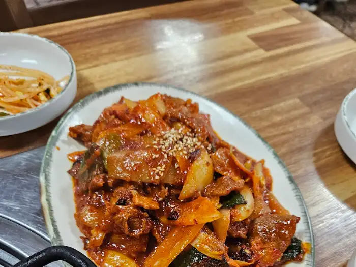 윤기가 흐르는 제육볶음 접시