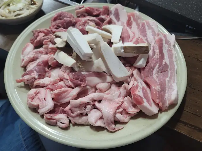 다양한 부위의 뒷고기와 버섯