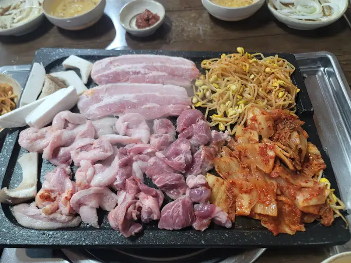 노릇하게 구워진 뒷고기와 곁들임 김치