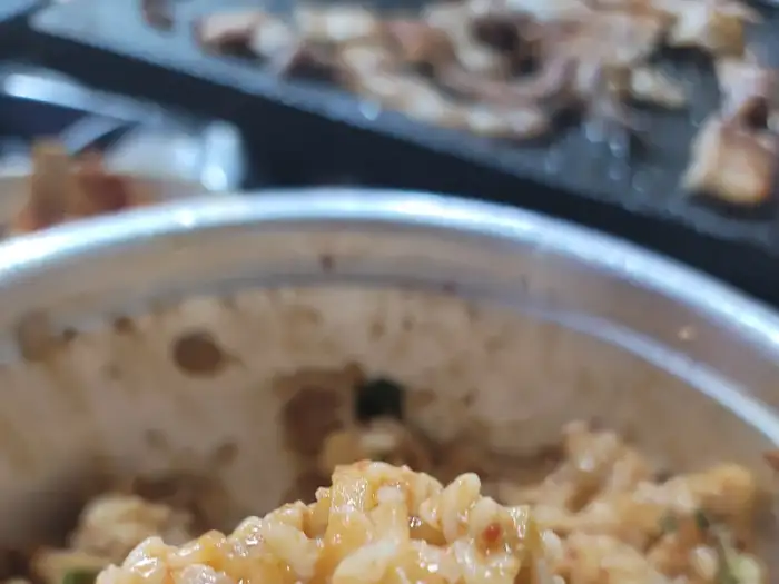 밥을 비벼 먹는 모습