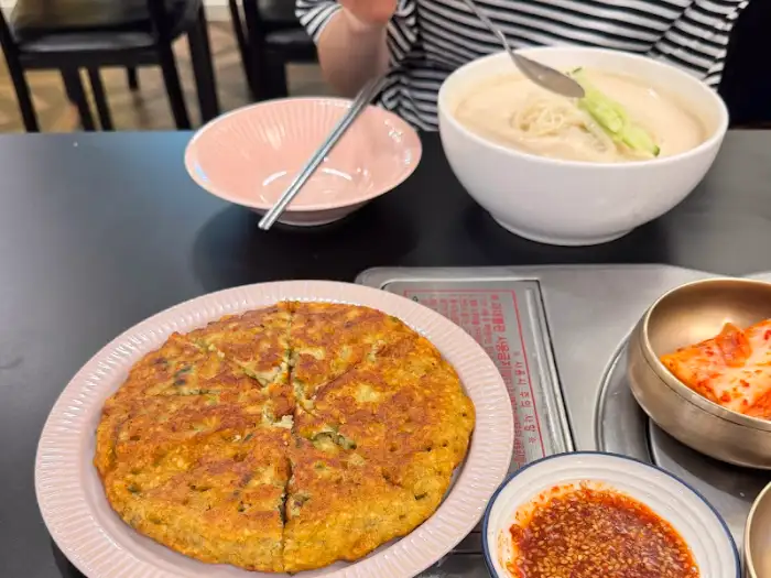 녹두전과 콩국수