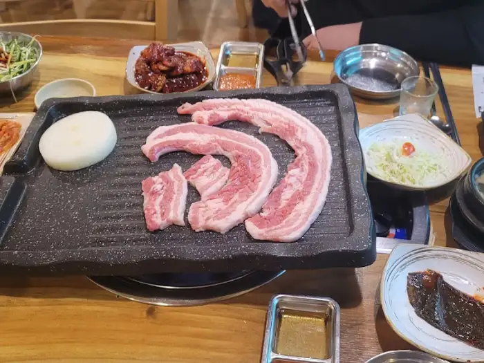 진천 정원삼겹살 내부 테이블