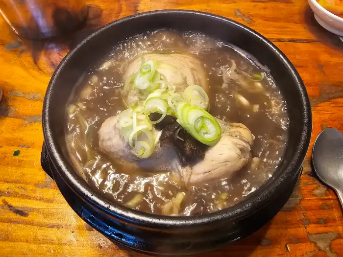 푸짐하게 담긴 능이백숙과 곁들임 반찬