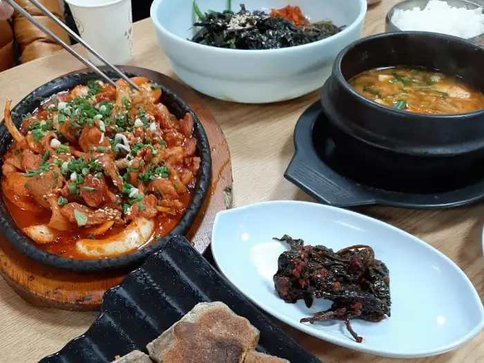 된장찌개와 고기 요리