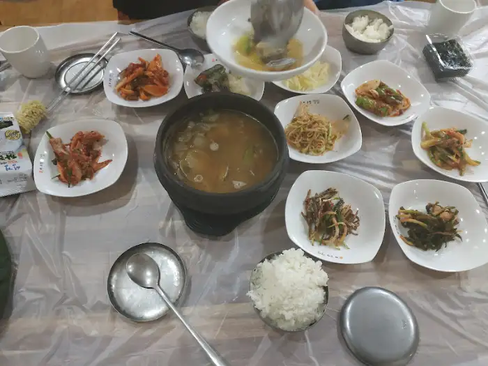 다양한 종류의 반찬이 놓인 상차림