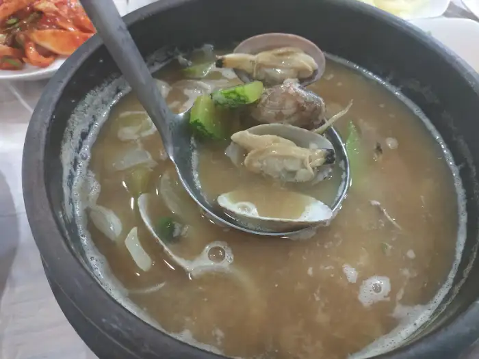 짱뚱어탕 국물을 뜨는 모습