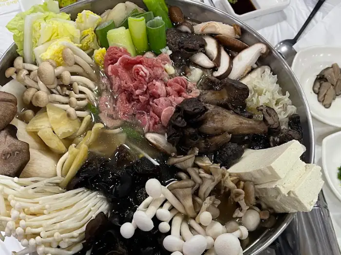 버섯전골에 들어갈 신선한 재료들