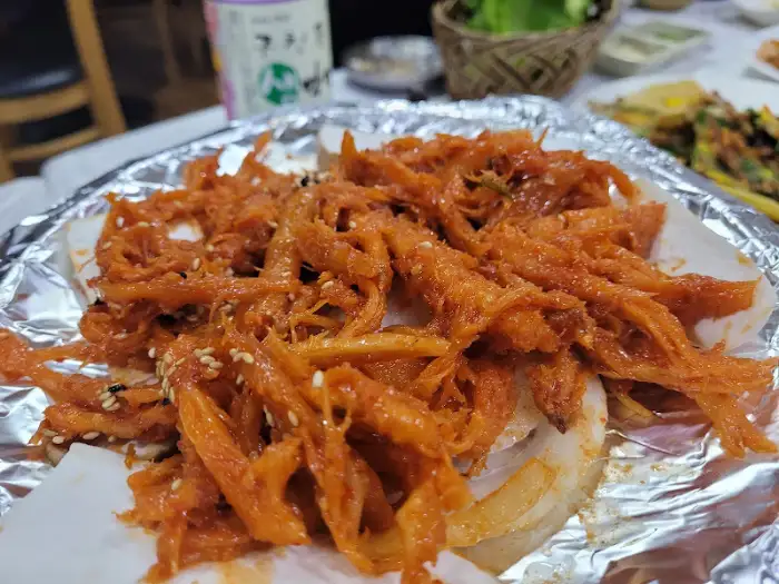 다양한 종류의 버섯이 가득 담긴 전골