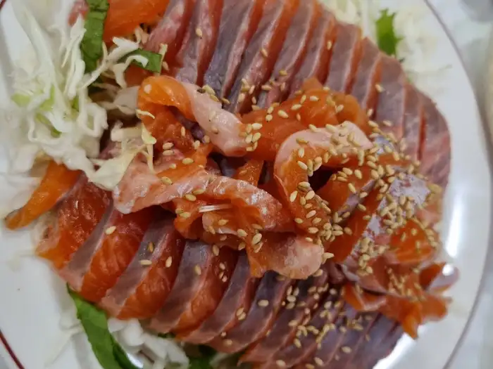 신선한 송어회 한 접시