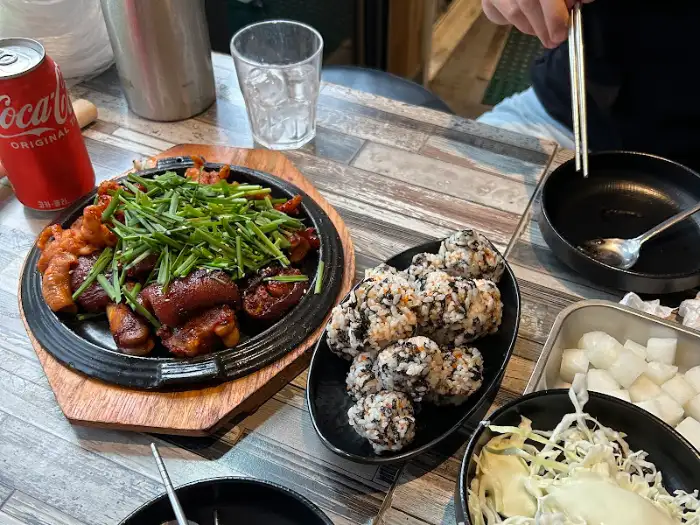 푸짐하게 차려진 닭발과 곁들임 메뉴