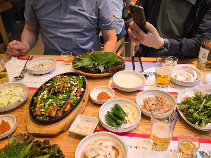 테이블에 차려진 푸짐한 식사 모습