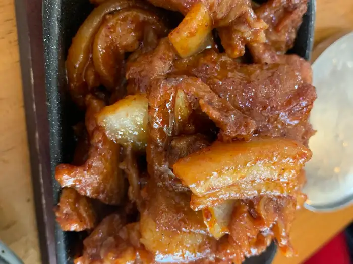 양념에 맛있게 조리된 고기 요리 클로즈업