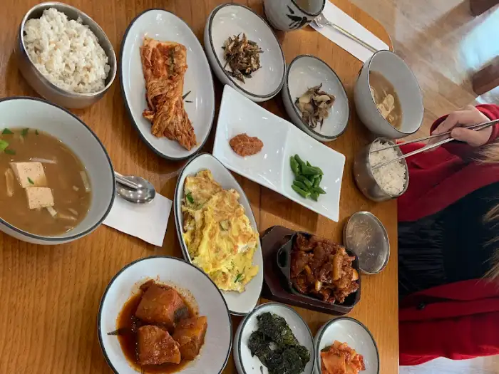 정갈하게 차려진 한상차림 모습
