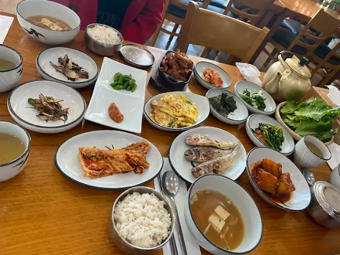 테이블 위에 다채롭게 차려진 음식들