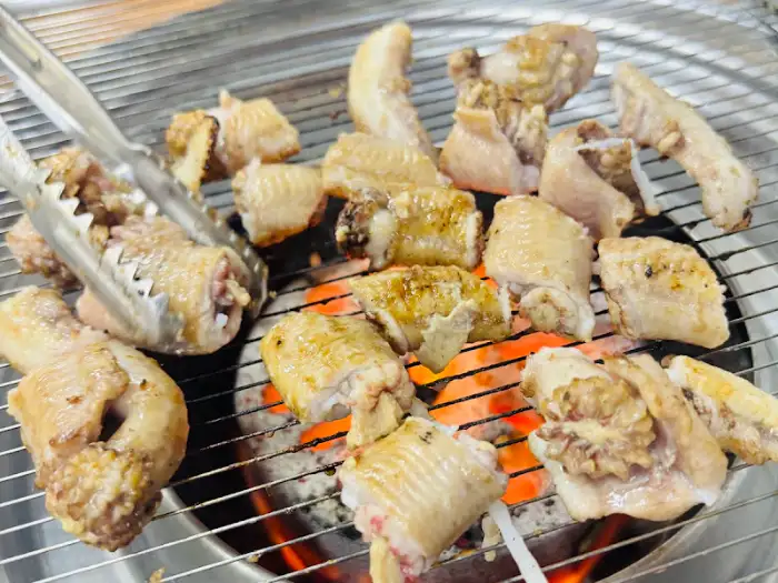 숯불 위에서 익어가는 꼼장어 조각들
