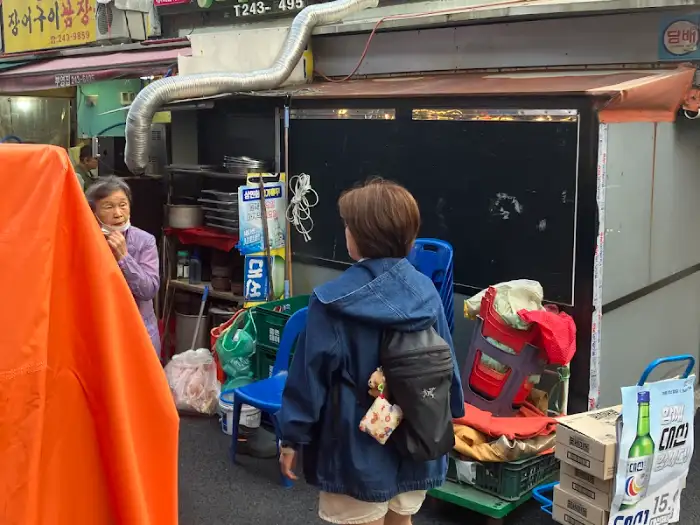 부산 거리 풍경과 식당 외관