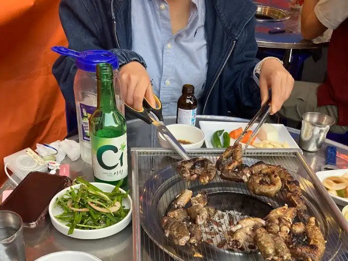 테이블에 차려진 꼼장어 구이와 소주