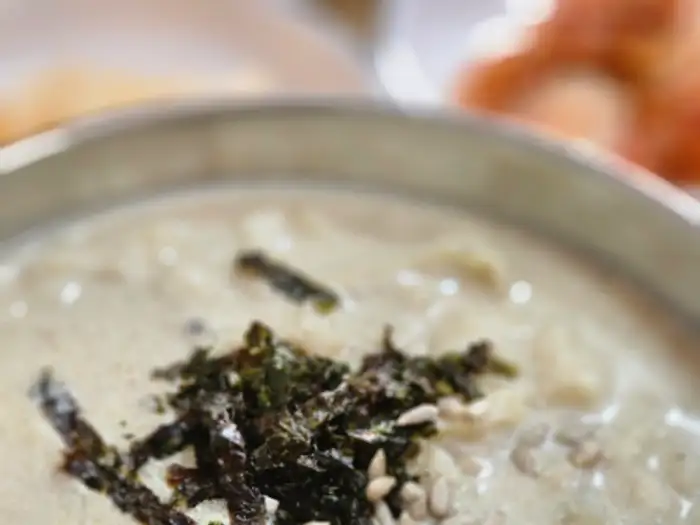 장칼국수 위에 올려진 김가루와 깨
