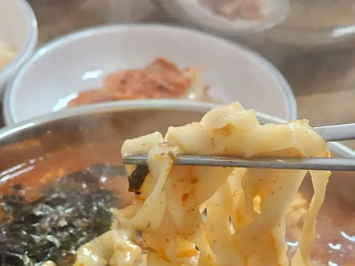 들깨칼국수 면발을 집는 모습
