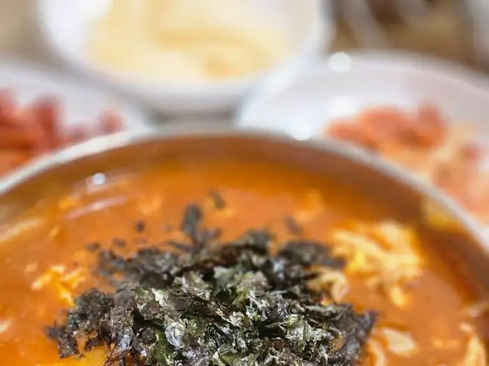 장칼국수 클로즈업, 붉은 국물과 면발