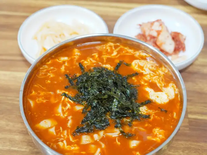 장칼국수와 곁들임 반찬들