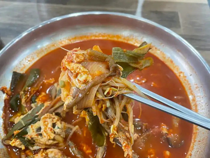 젓가락으로 육개장 건더기 집는 모습