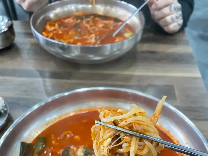 다른 테이블의 육개장 모습