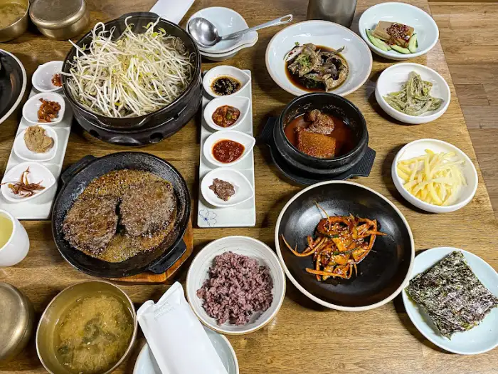 푸짐하게 차려진 한정식 상차림