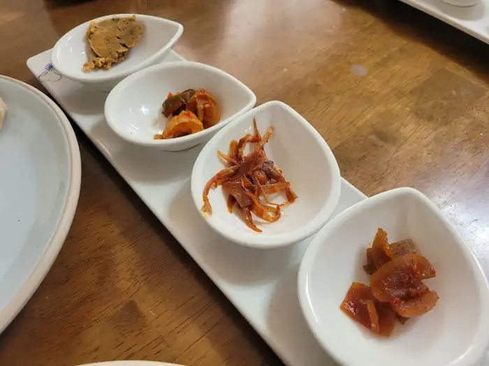 다양한 종류의 나물과 장아찌