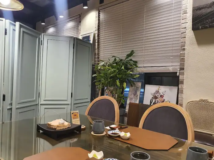 고풍스러운 분위기의 테이블 세팅