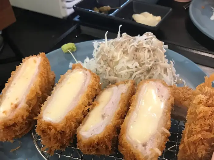 치즈가 가득한 돈카츠