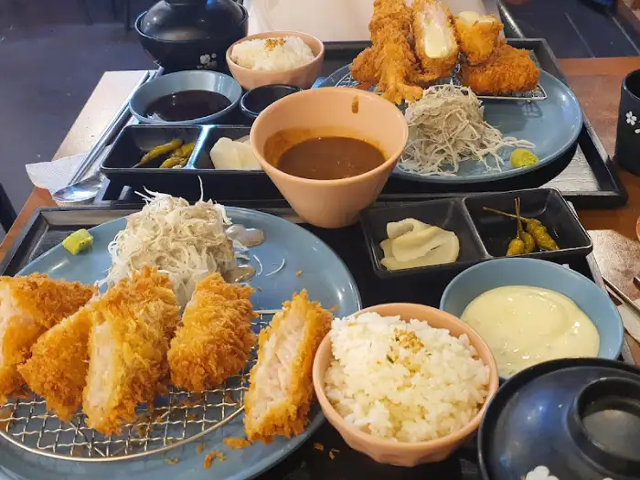 푸짐하게 차려진 돈카츠 한상