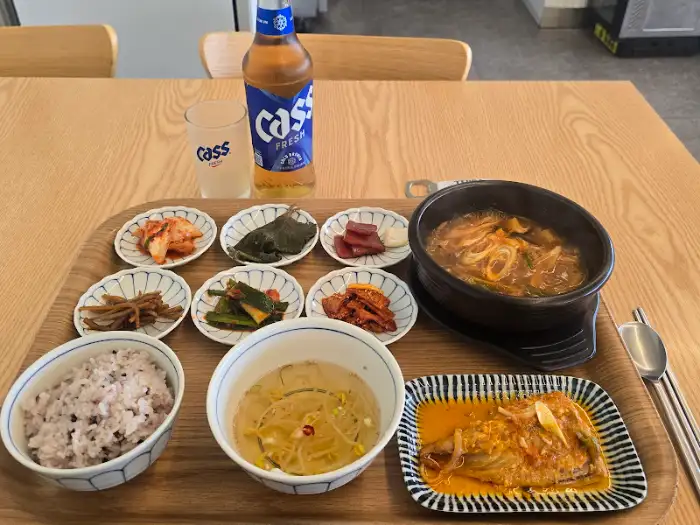 푸짐한 찌개가 포함된 한상차림
