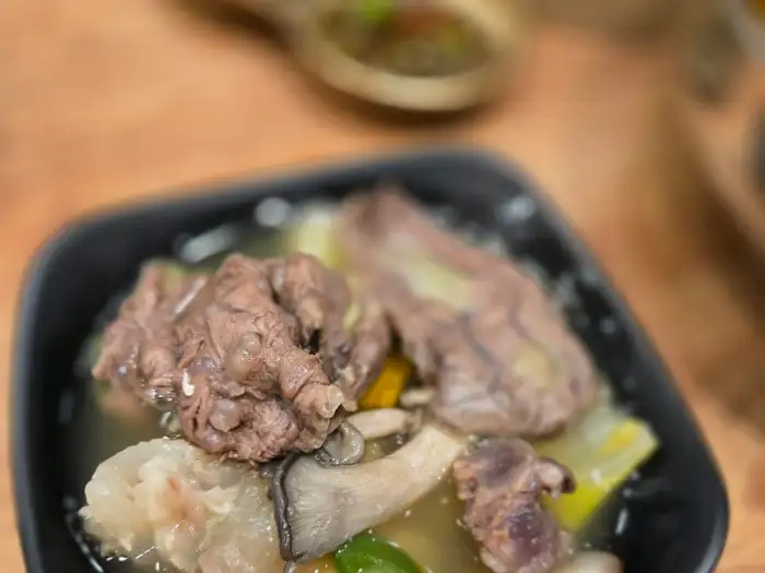 전골 국물 속 부드러운 고기 조각