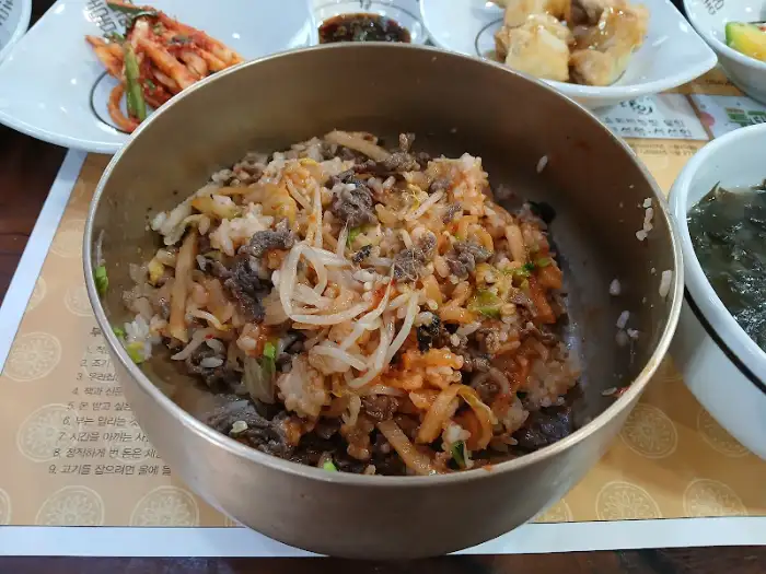 양념이 섞인 육회 비빔밥