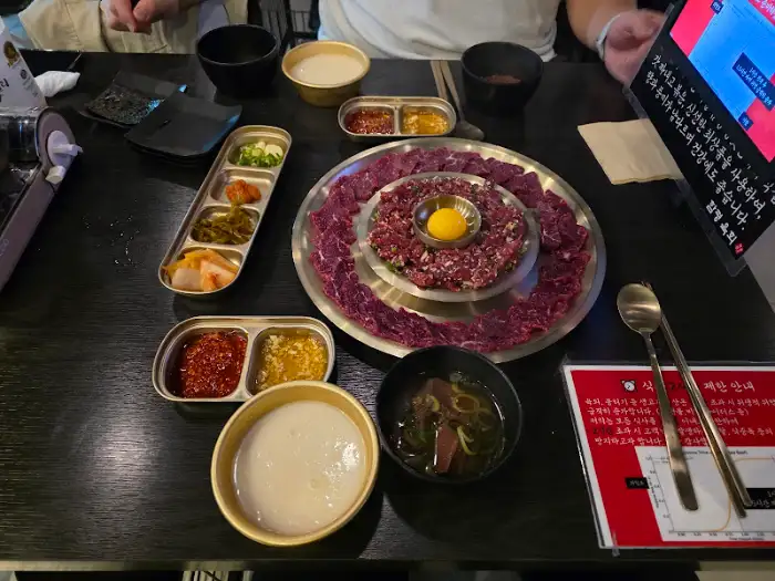 정갈한 밑반찬과 함께 나온 육회 한상차림