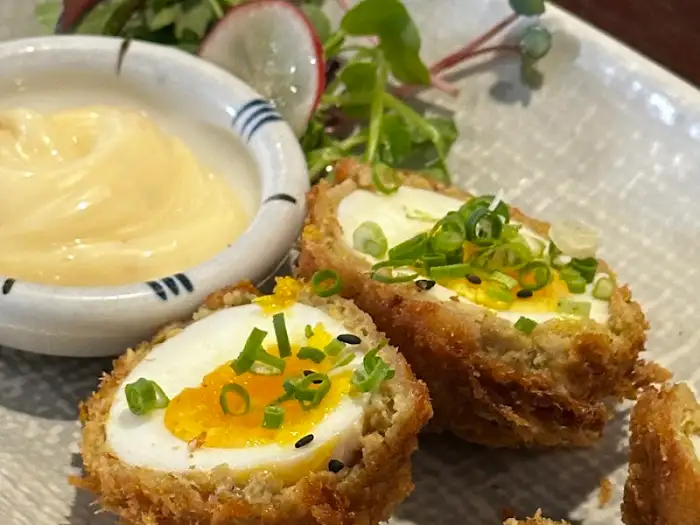 반숙 계란이 있는 타마고 멘치카츠 클로즈업