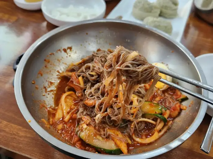 젓가락으로 집어 올린 코다리냉면 면발