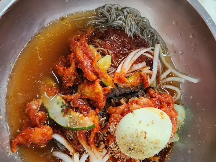 코다리냉면의 다양한 재료 클로즈업