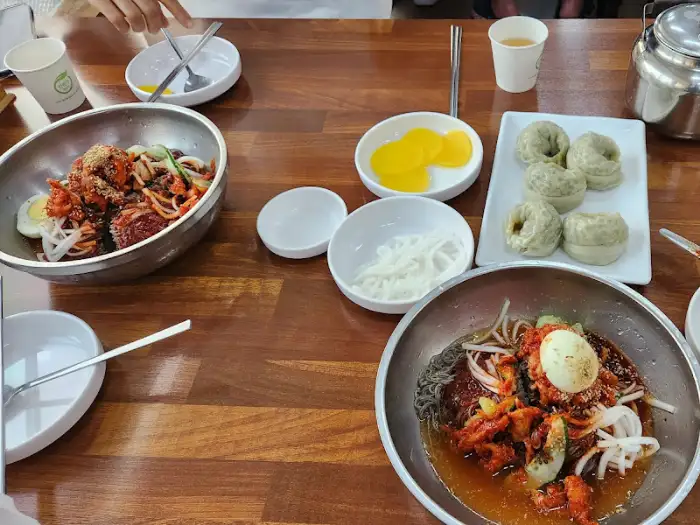 테이블 위에 차려진 푸짐한 점심 식사