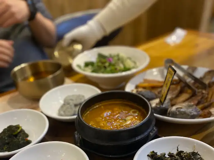 다양한 밑반찬과 찌개