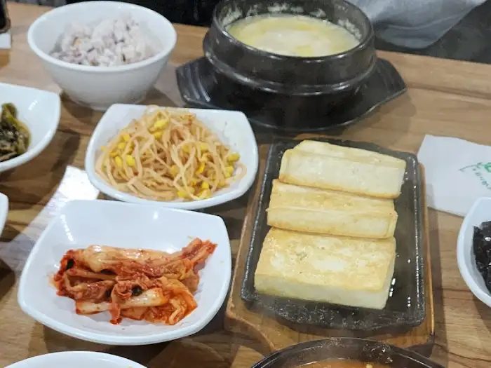 돌솥밥과 여러 반찬, 그리고 순두부
