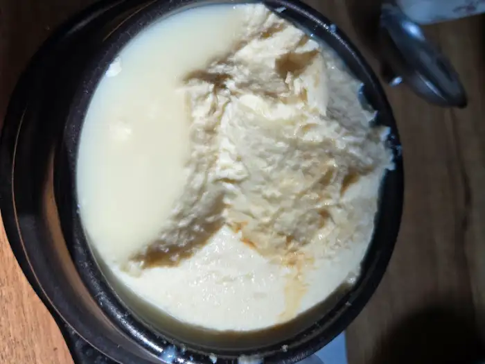 하얗게 굳어진 순두부 덩어리