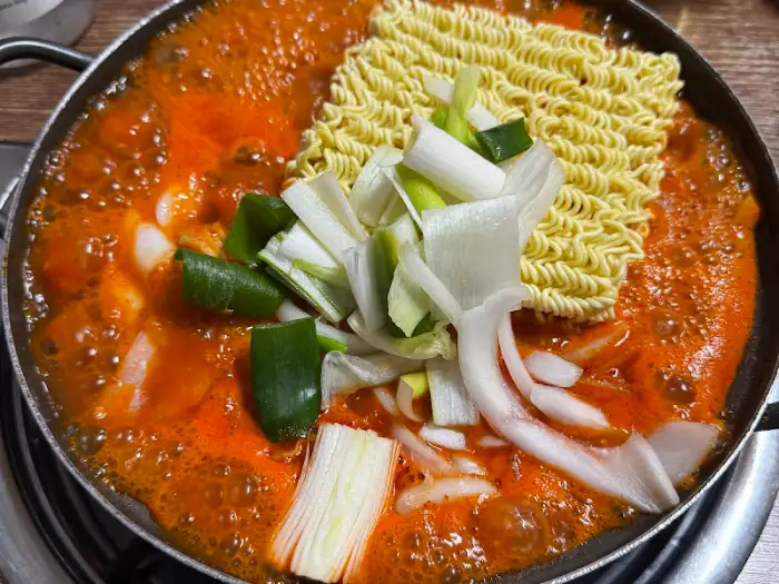 라면 사리가 추가된 닭매운탕